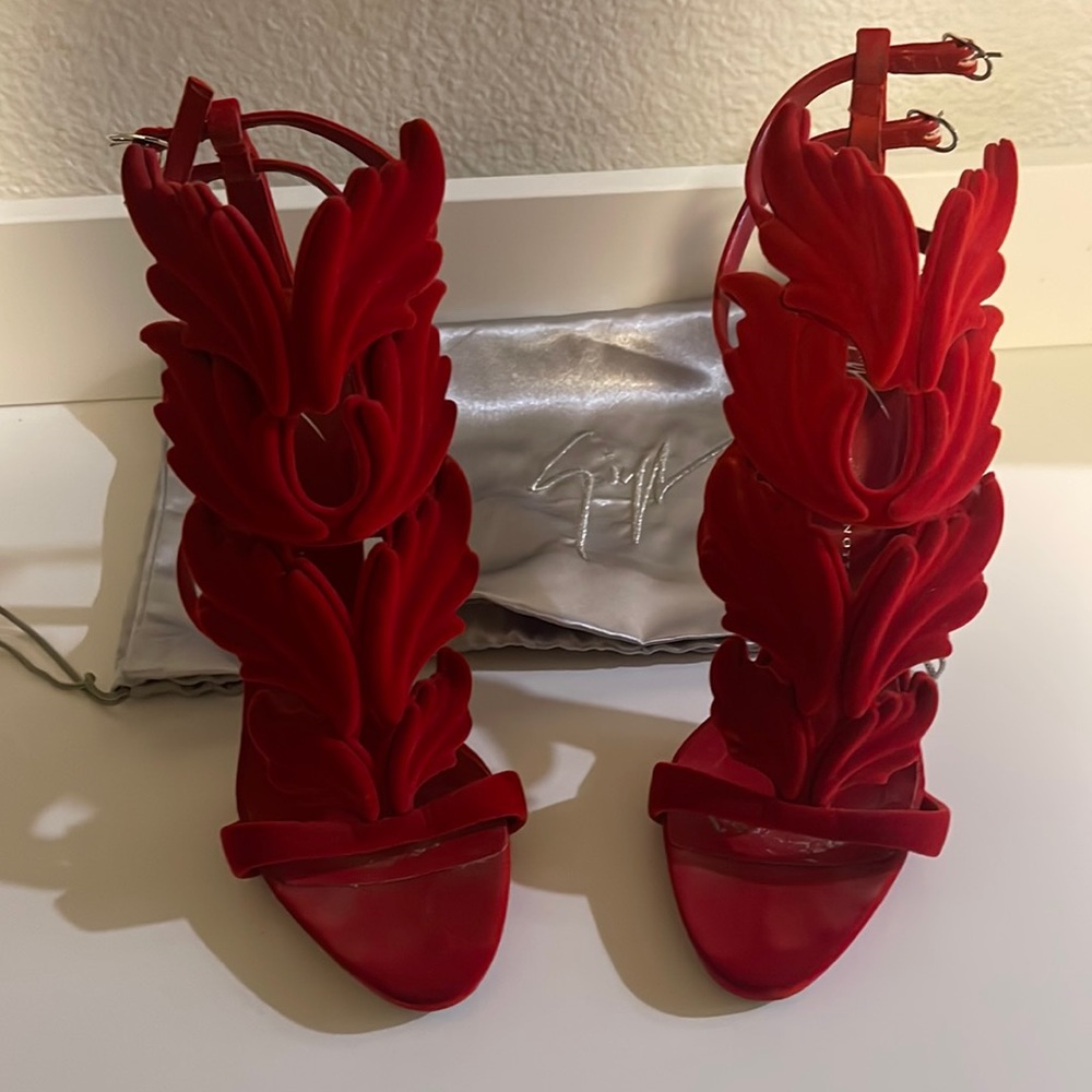 Giuseppe Intrigo wings 37.5 in red